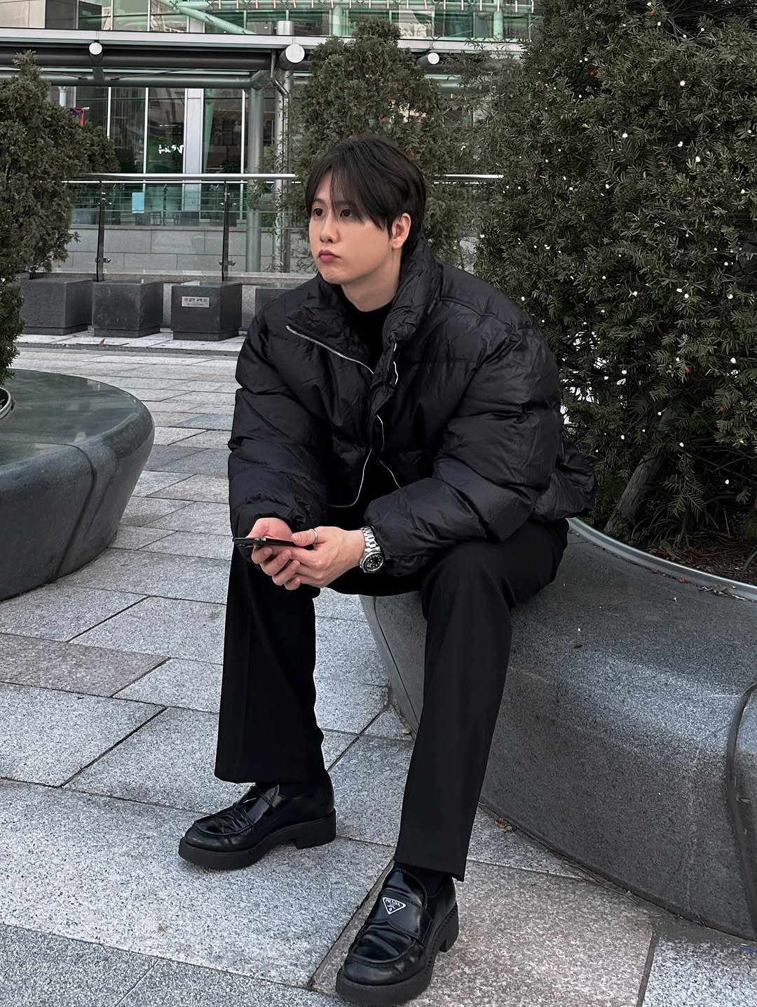 Photo shared by 이승훈 SƐAN | 로사뷔노 on December 22, 2025 tagging @rosavinofficial. May be an image of duffle coat, bolo tie and text.