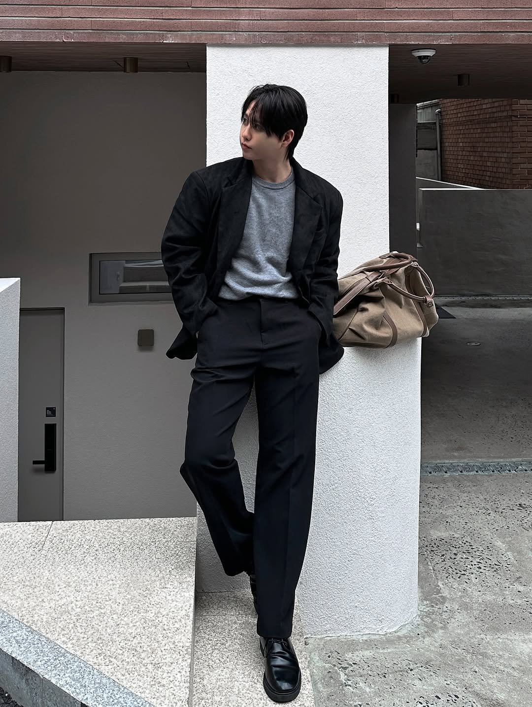 Photo by 이승훈 SƐAN | 로사뷔노 on November 13, 2025. May be an image of wingtip shoes, duffle coat, overcoat, blazer, suit and text.