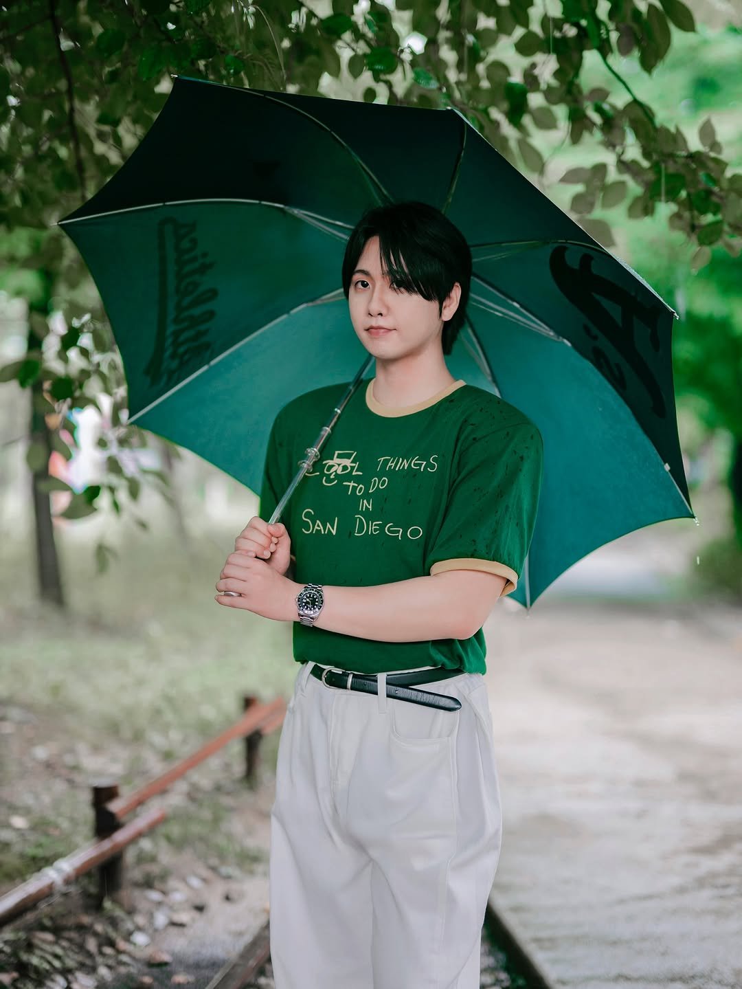 Photo shared by 이승훈 | 로사뷔노 on August 14, 2025 tagging @rosavinofficial. May be an image of 1 person, umbrella, parasol, top, outdoors and text that says 'COLTHINGS දරිட To TODO THINGS ToDO SAN DIEGO SANDIEGO DIE'.
