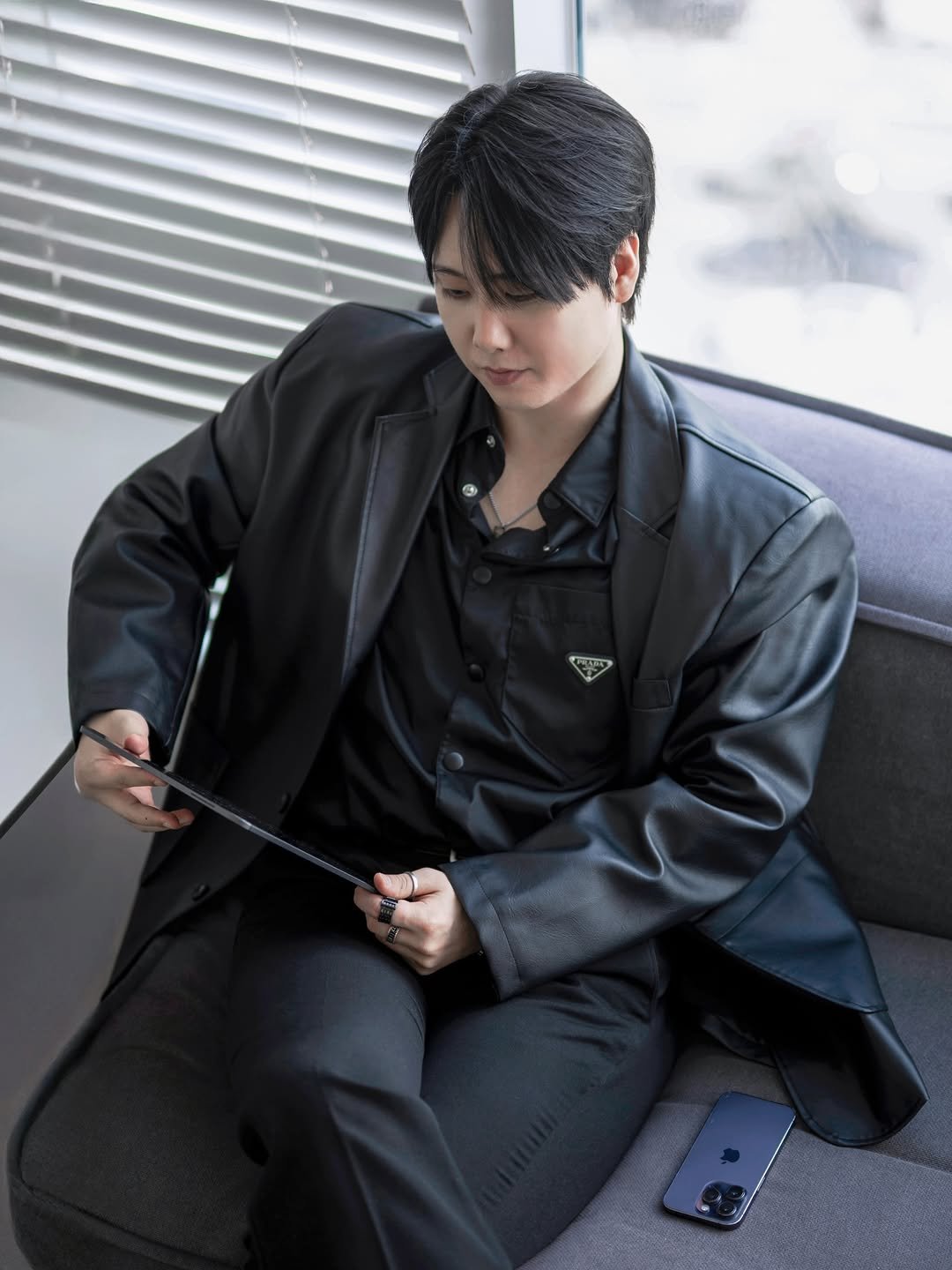 Photo shared by 이승훈 SƐAN | 로사뷔노 on December 11, 2025 tagging @gucci, @prada, @zara, and @rosavinofficial. May be an image of blazer, bolo tie, suit and text.