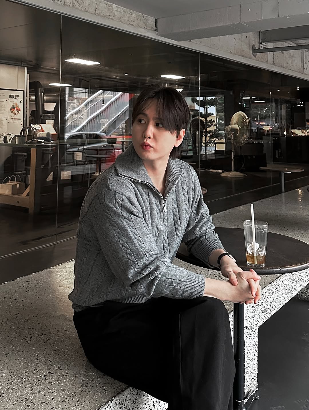 Photo shared by 이승훈 SƐAN | 로사뷔노 on November 10, 2025 tagging @anthracite_coffee_roasters, @rosavinofficial, and @anthracite_coffee_yeonhui. May be an image of cornflower and text.