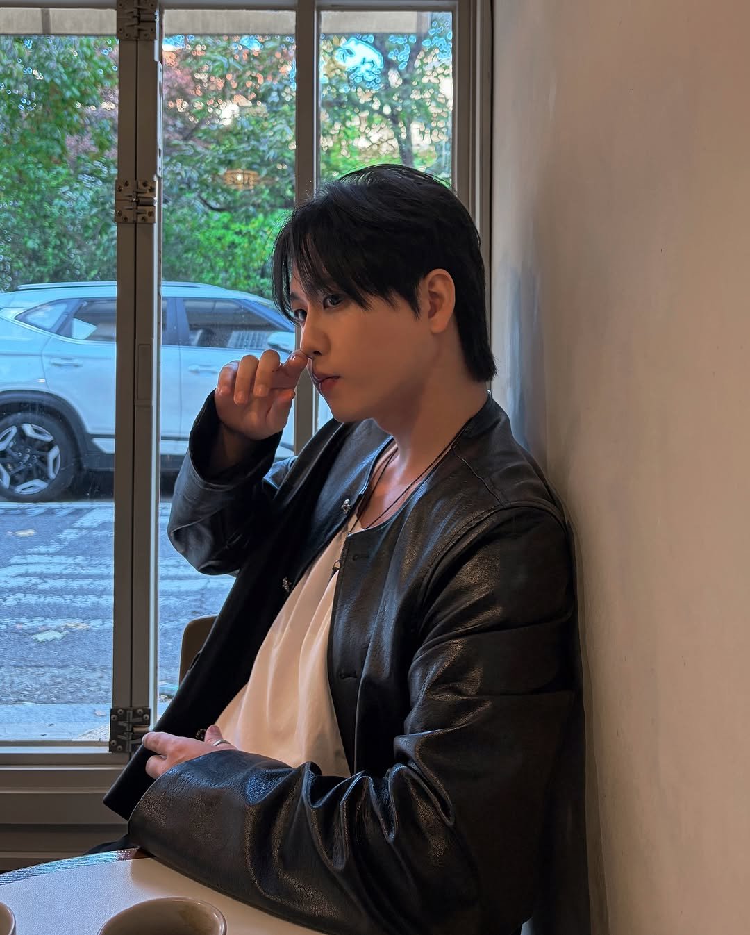 Photo shared by 이승훈 SƐAN | 로사뷔노 on November 03, 2025 tagging @rosavinofficial, and @hoheben. May be an image of smoking, cigarette and text.