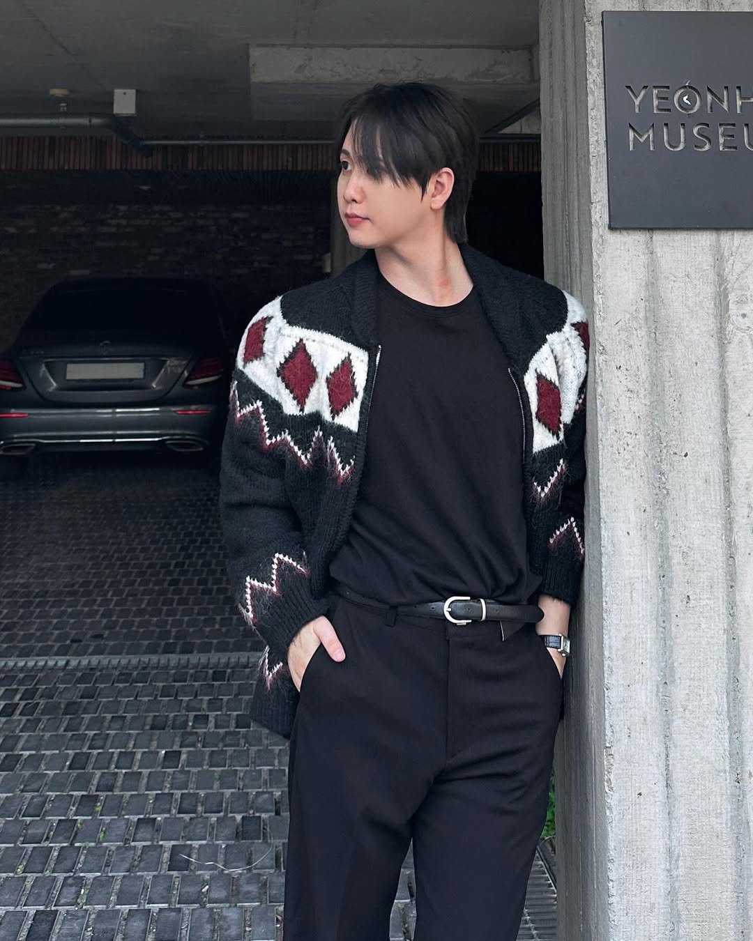 Photo shared by 이승훈 SƐAN | 로사뷔노 on February 09, 2026 tagging @rosavinofficial. May be an image of one or more people, hair, overcoat, bolo tie, top, turtleneck, cardigan, blazer and text.