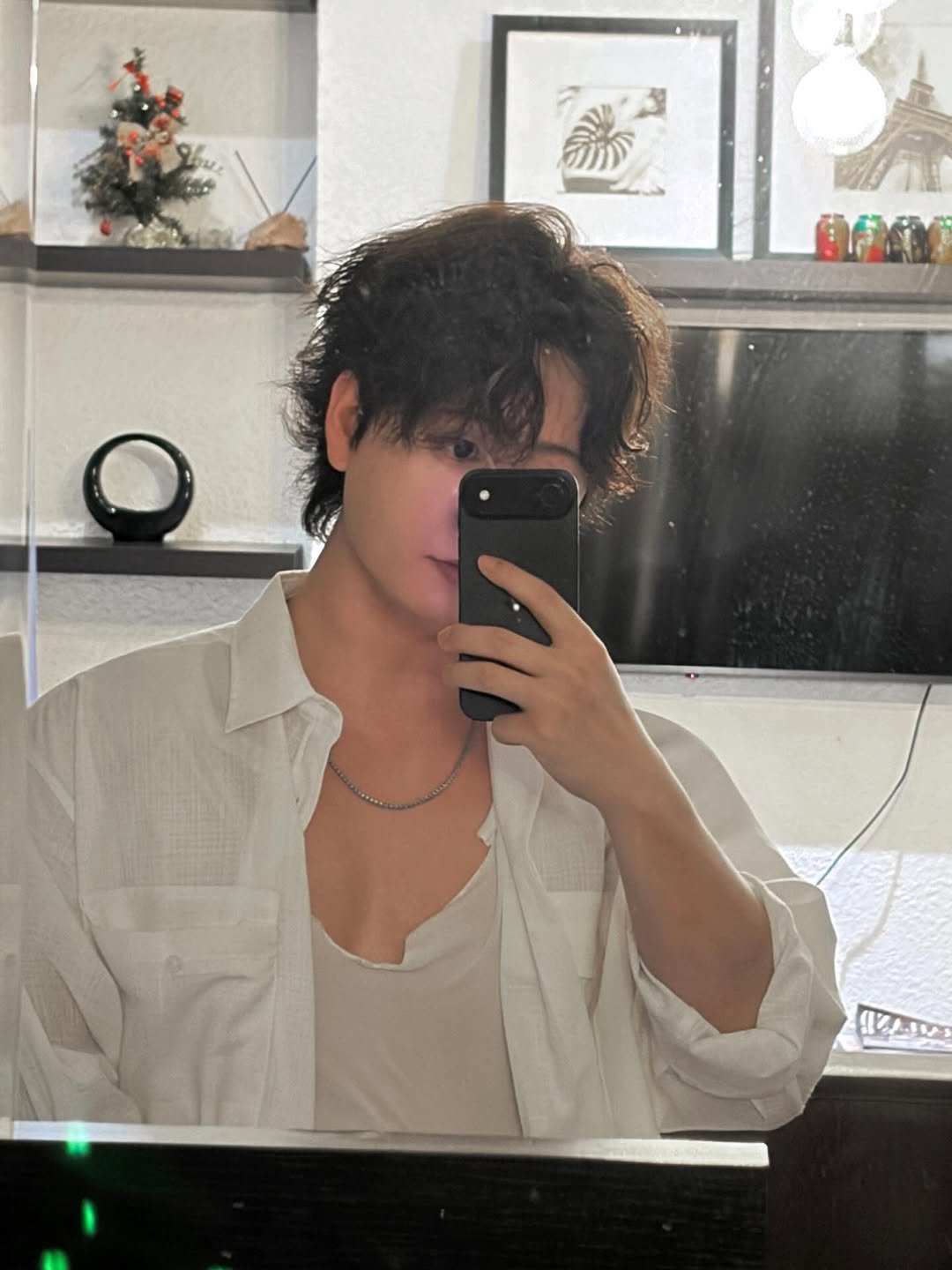 Photo by 이승훈 SƐAN | 로사뷔노 on February 19, 2026. May be a selfie of one or more people, hair, top, mirror, bolo tie and text.