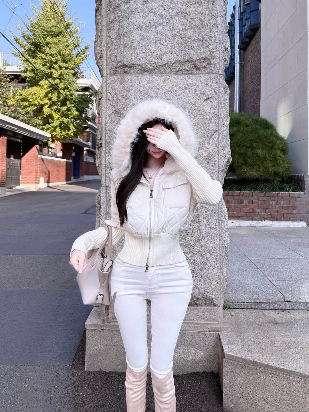 Photo shared by 정민,쉐입아워 on November 09, 2025 tagging @shape.our. May be an image of duffle coat, overcoat, fur coat, goosedown coat, jacket, parka and text.