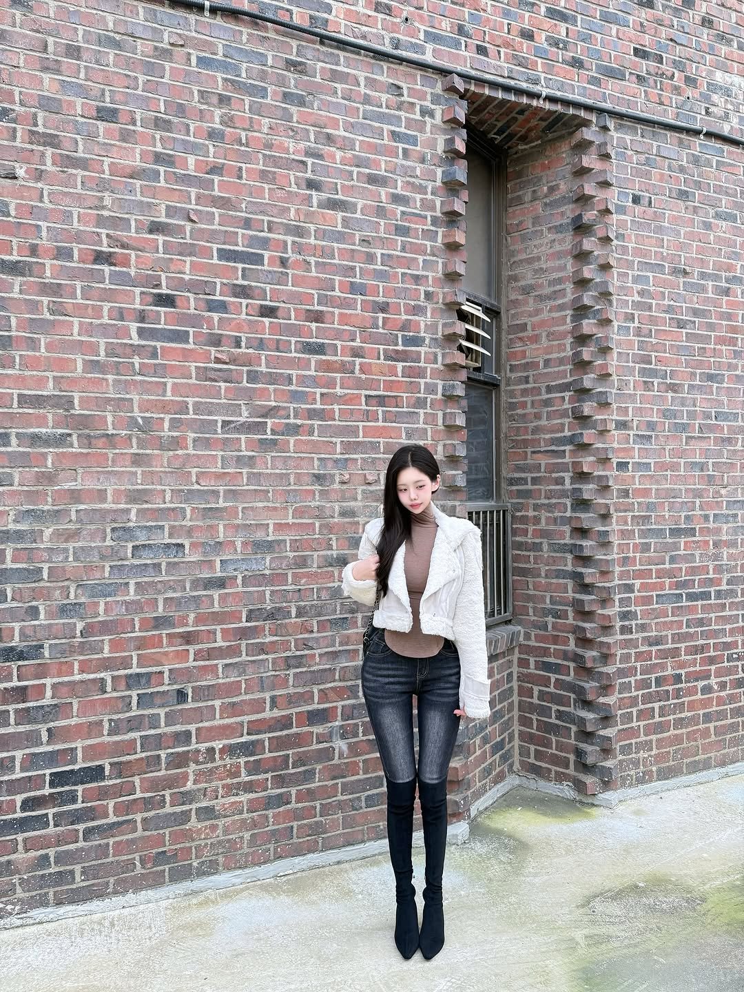 Photo shared by 정민,쉐입아워 on October 31, 2025 tagging @shape.our. May be an image of brick wall and text.