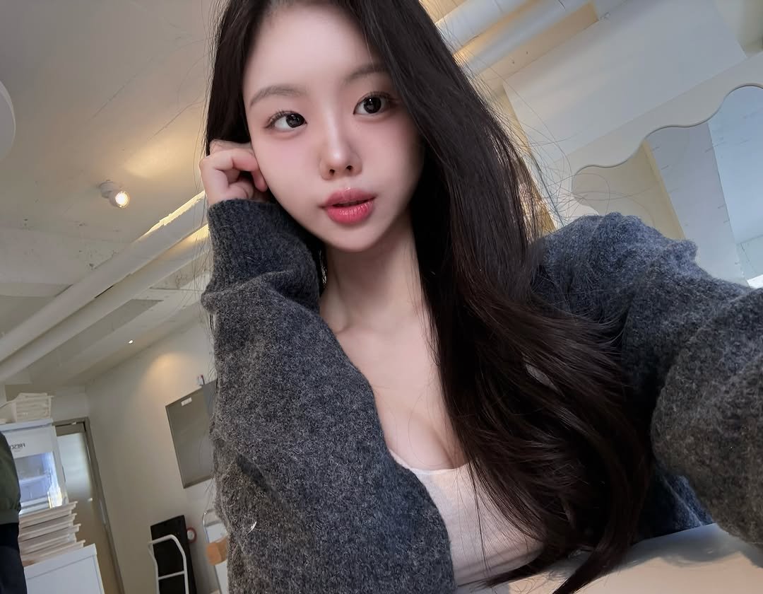 Photo by 정민,쉐입아워 on November 01, 2025. May be a selfie of one or more people, hair and text.