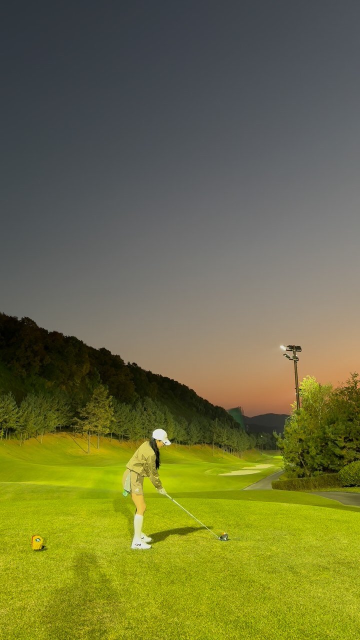 Songjihyun_ 게시물 이미지: ⠀
11월2일
가을골프🍂🍁
언니오빠네와 함께한 라운딩
진짜 배꼽조심해야함ㅋㅋ
너무...