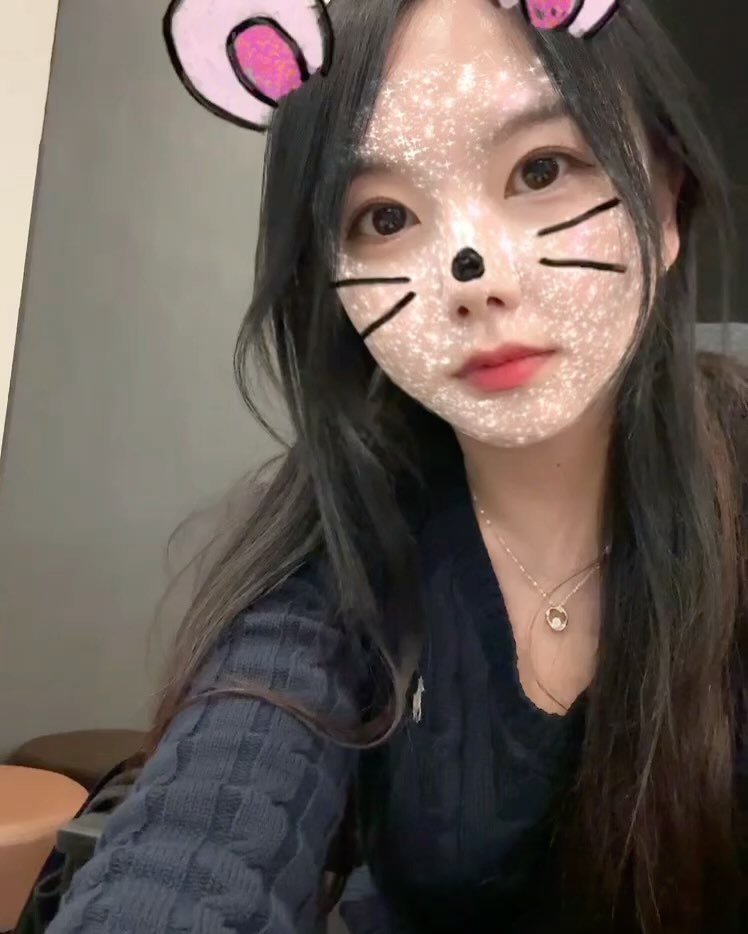Songjihyun_ 게시물 이미지: 🐰
한가한 오늘 ◡̈ 
#셀카
#노는중
⠀
⠀
⠀
#셀피 #글리터 #ㅋㅋㅋ #짝꿍