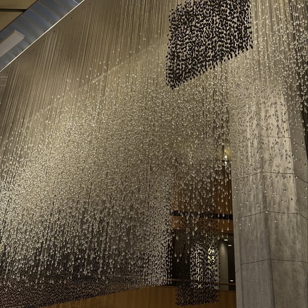 Photo by Misung in 신라호텔-'더파크뷰'. May be an image of chandelier, curtains and text.