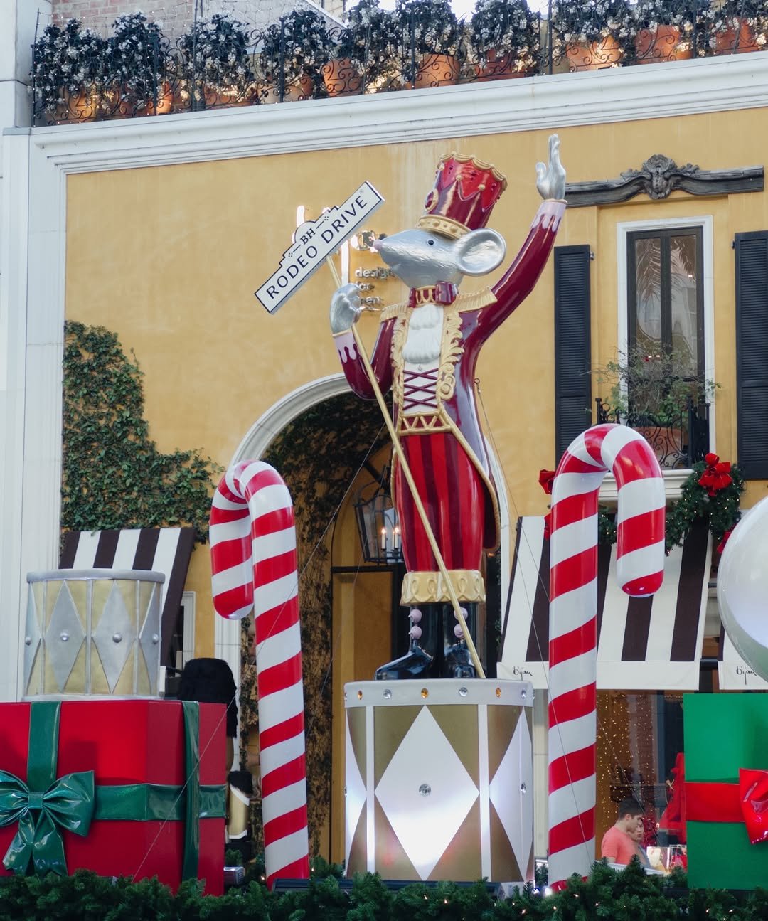 Photo by Yoontae Bang on December 17, 2025. May be an image of gingerbread cookie, christmas tree, snowman, tinsel and text that says 'RODEODRIVE DRIVE DRIVE RODEO desigt XXXE osaTe 游'.