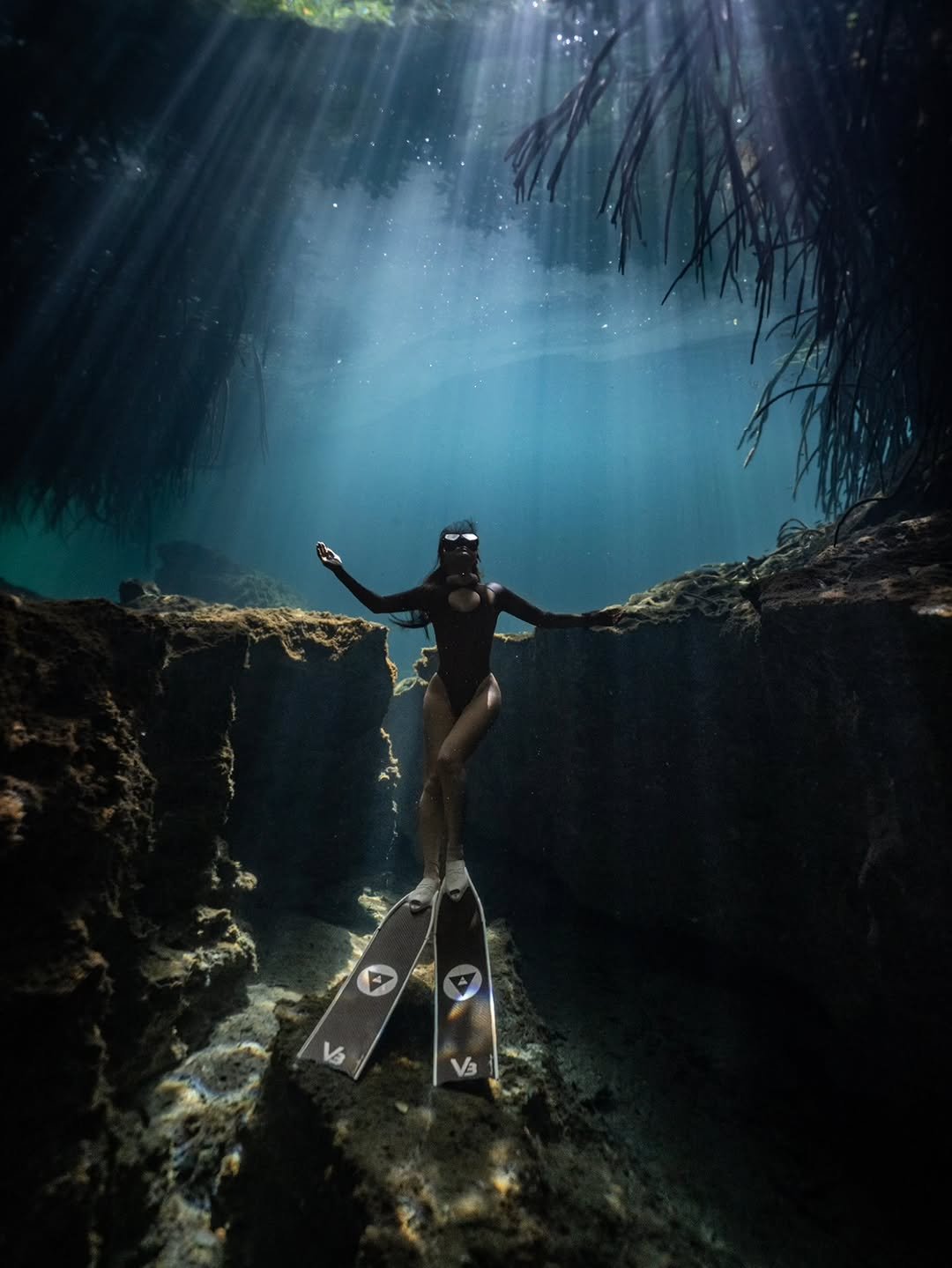 Photo by 아랄로그 arallog in Cancun,Mexico with @underwatergraphy. May be an image of wetsuit, snorkel, water and text.