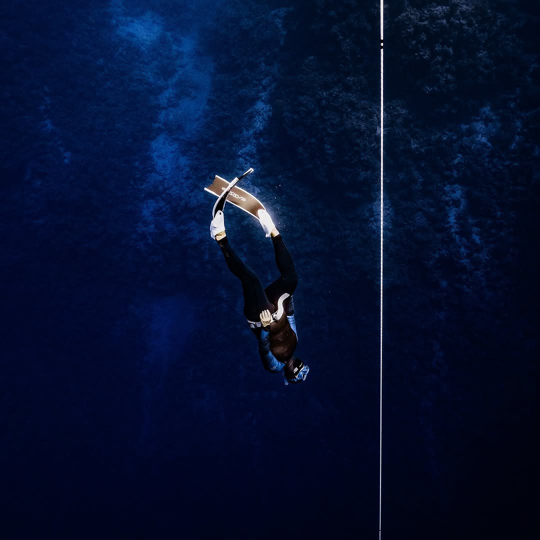 Photo by LEE JONGKEE in Dahab. South Sinai with @freedive101, @evolveapnea, and @evolveapnea_kr. May be an image of swimming, skydiving, wetsuit, snorkel, the Blue Grotto and text.