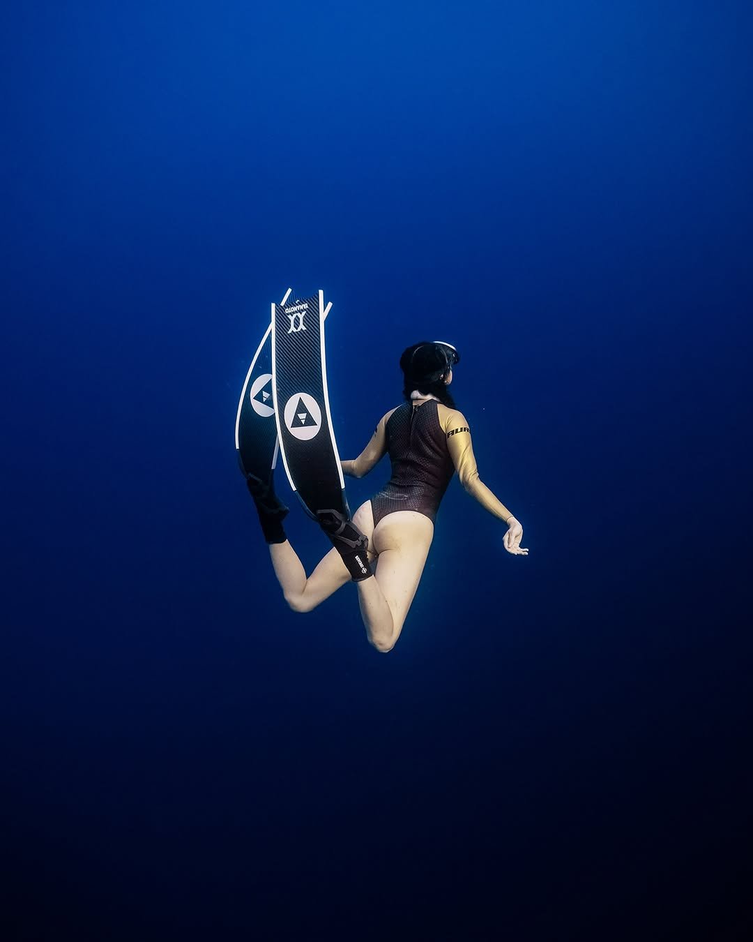 Photo by 세희 in 울릉도 & 독도  - Ulleungdo & Dokdo Island with @underwatergraphy, and @alchemy_hellas. May be an image of swimming, wetsuit, snorkel and text.