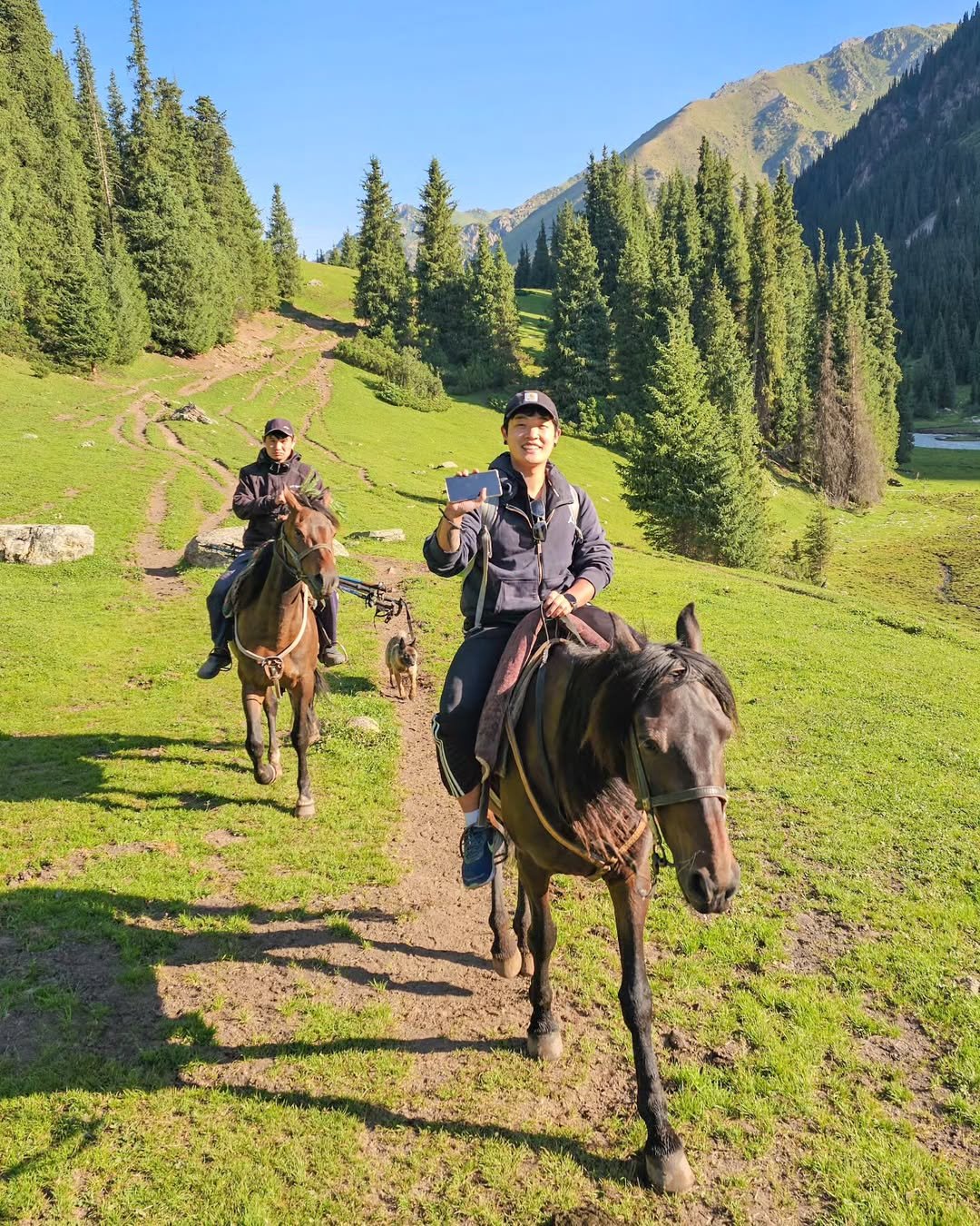 Photo shared by 우석몬 ㅣ 여행하는 수학 강사 on August 01, 2025 tagging @wooseokmon. May be an image of 2 people, people riding on horses, horse, saddle and text.