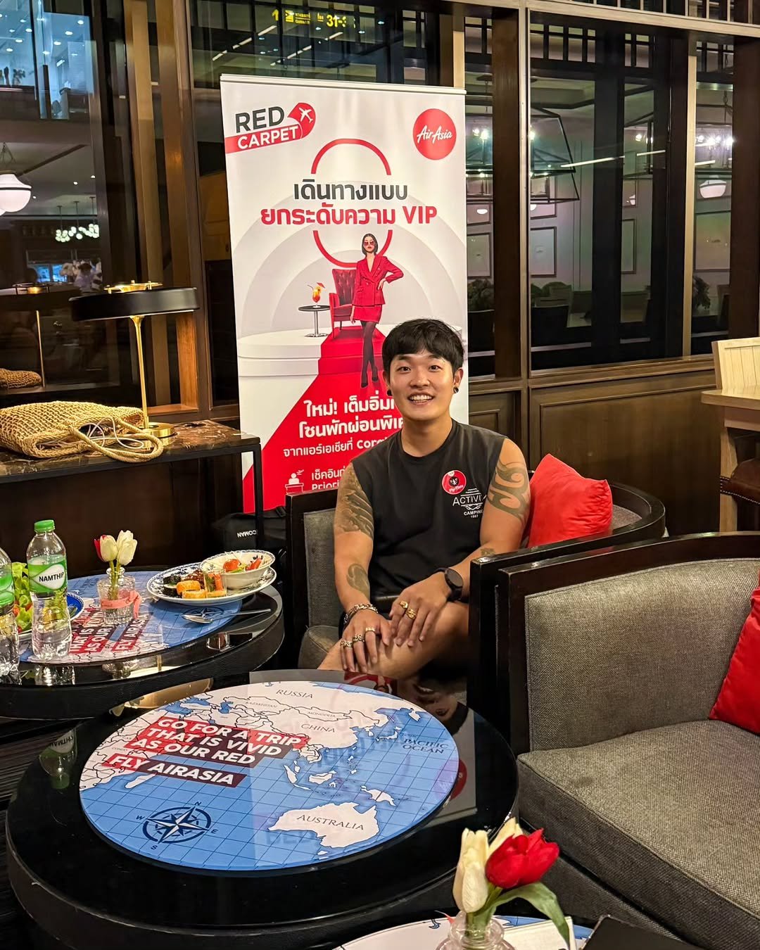 Photo shared by 우석몬 ㅣ 여행하는 수학 강사 on September 18, 2025 tagging @flyairasia. May be an image of ‎1 person, lego and ‎text that says '‎3t- RED RED CARPEL Airfisia للي เดินทางแบบ ยกระดับความ ยกระด บความ VIP ใหม่!เต็มอิ่ม ใหม่! เต็มอิม โซนพักผ่อนพีา จากแอร์เอเขียก cor Cor เช็คอินต pelon wwCC HamTИ OUR RED AIRASIA SIA AUSTRALIA AUSTRALIA‎'‎‎.