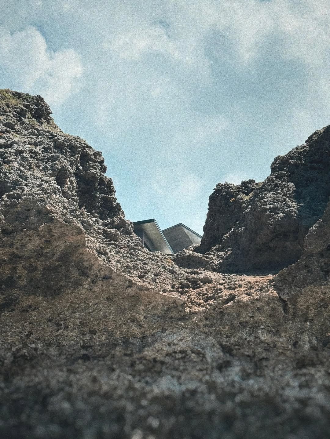 XEXH 게시물 이미지: Current status: wandering through the rubble.