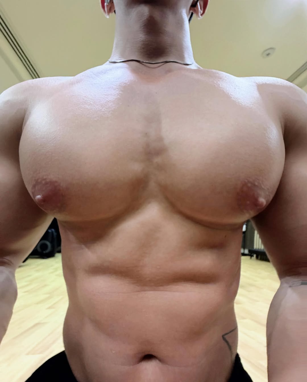 XEXH 게시물 이미지: Chest day, the best day.