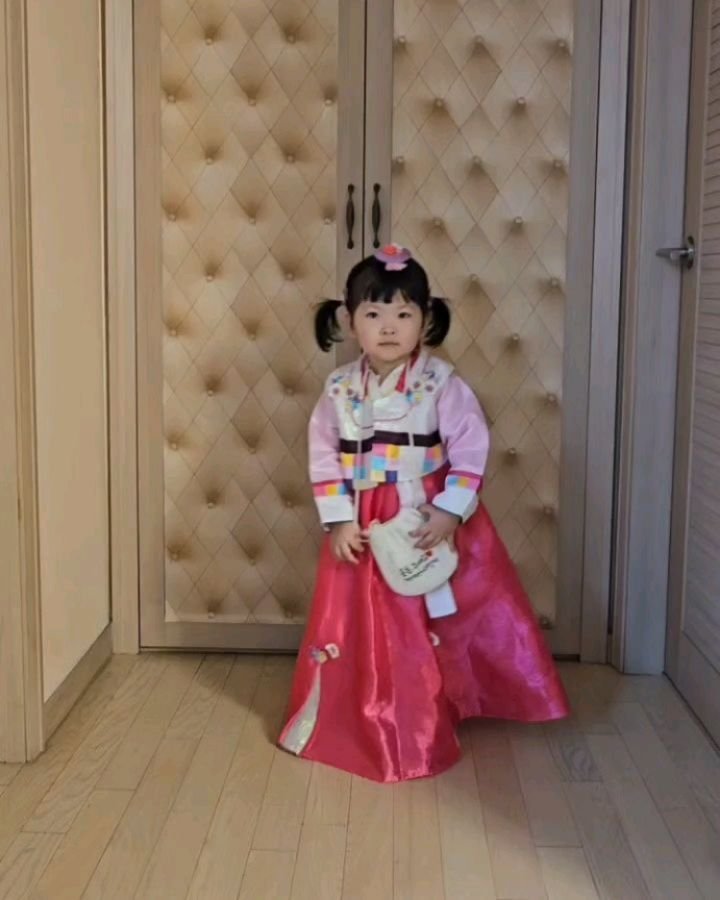 Xiumin1110 게시물 이미지: 늦은 피드 2024.02.10 

젤리하나에 낚여서 새해인사만...