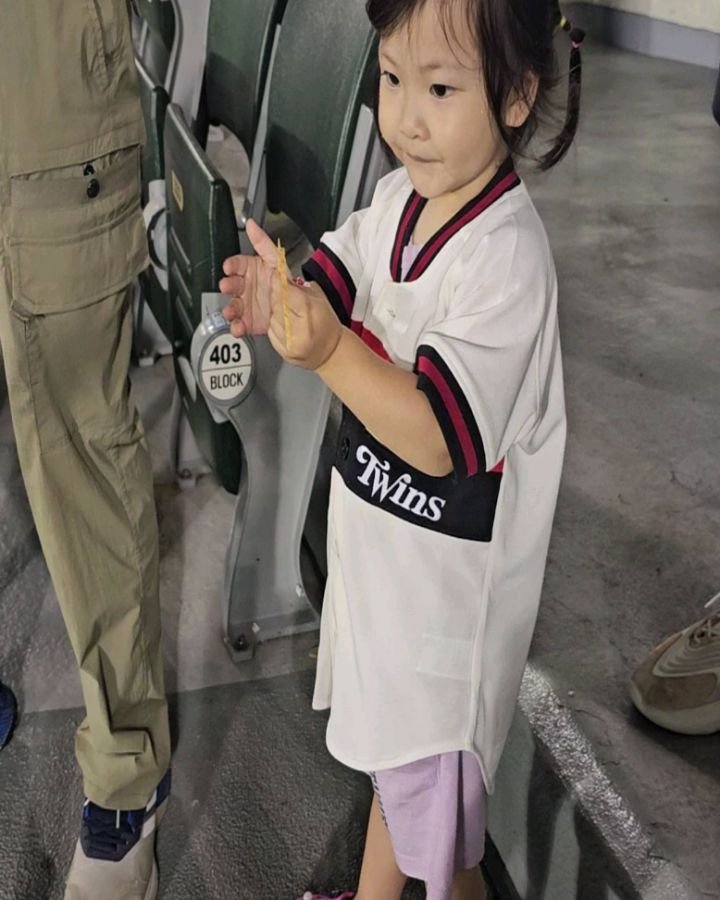 Xiumin1110 게시물 이미지: 2023.09.28
그래 추석연휴엔 야구장이쥐이~ ㅋ
낮잠이 늦어져 죽은 듯이 자는...