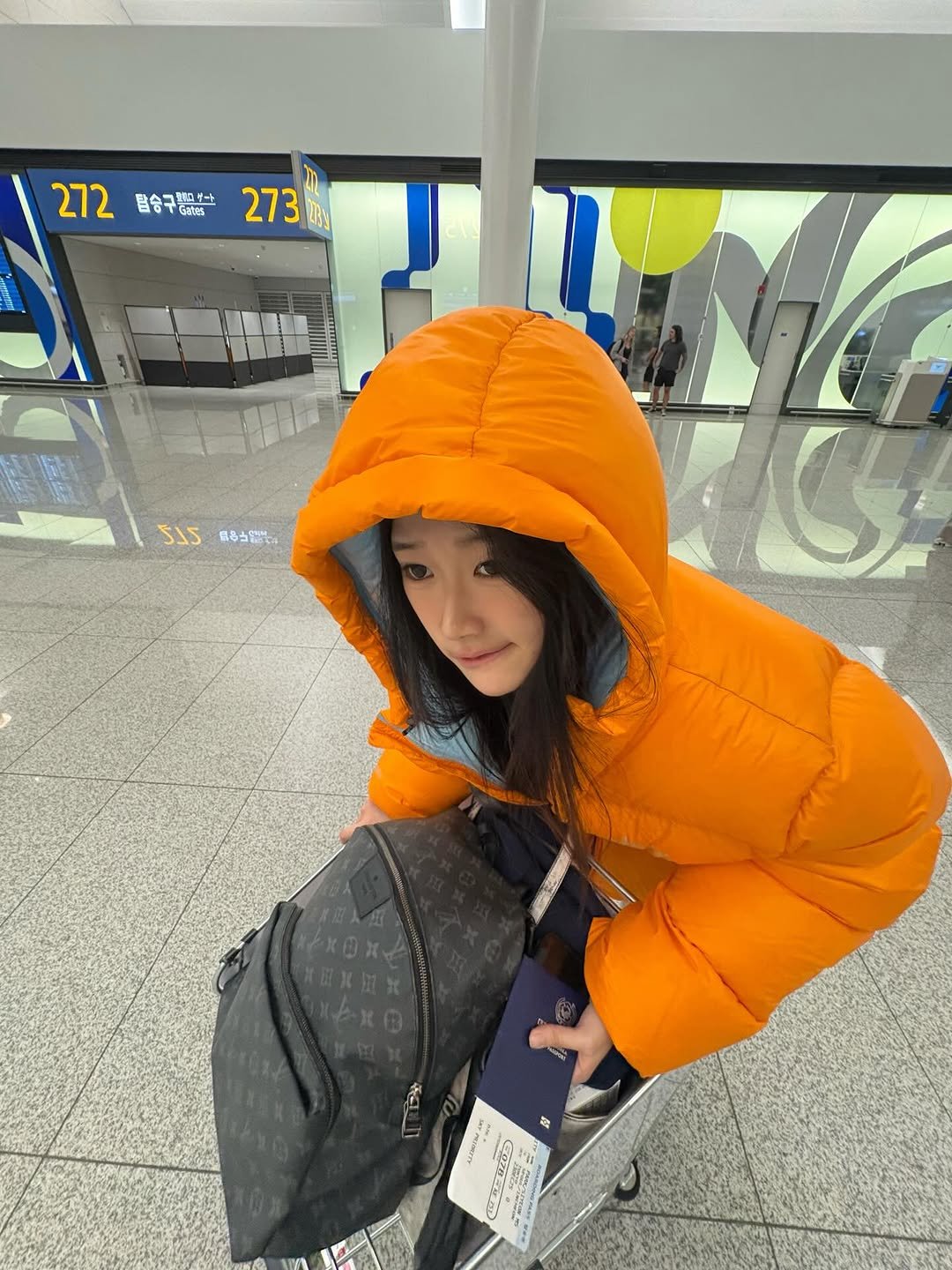 Photo by Julie 시연 on December 27, 2025. May be an image of duffle coat, suitcase, goosedown coat, raincoat, luggage, parka, snowsuit and text.
