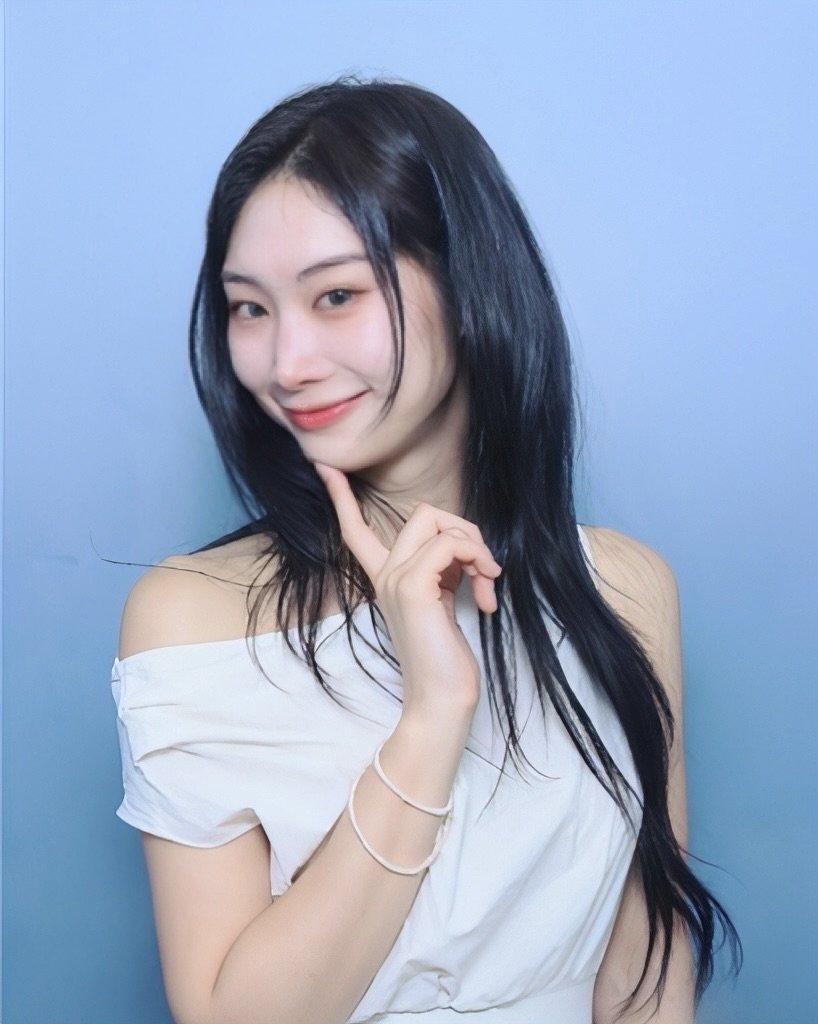 Photo shared by 예지 💖 | 퇴사 후 | N잡하는 일상 on September 07, 2025 tagging @h.loeen_. May be an image of 1 person, hair, top and text.