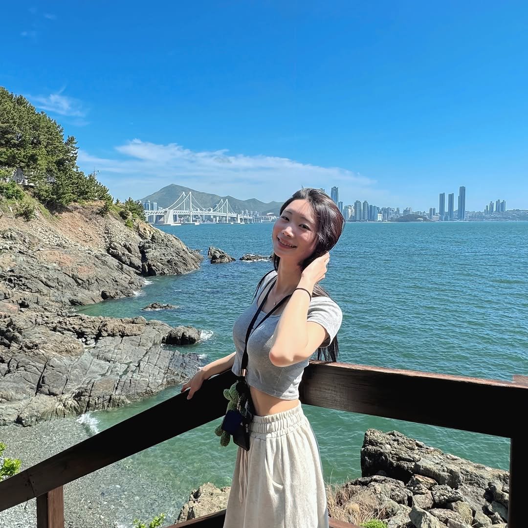 Photo by 예지 💖 | 퇴사 후 | N잡하는 일상 on April 19, 2026. May be an image of Victoria Peak, ocean and text.