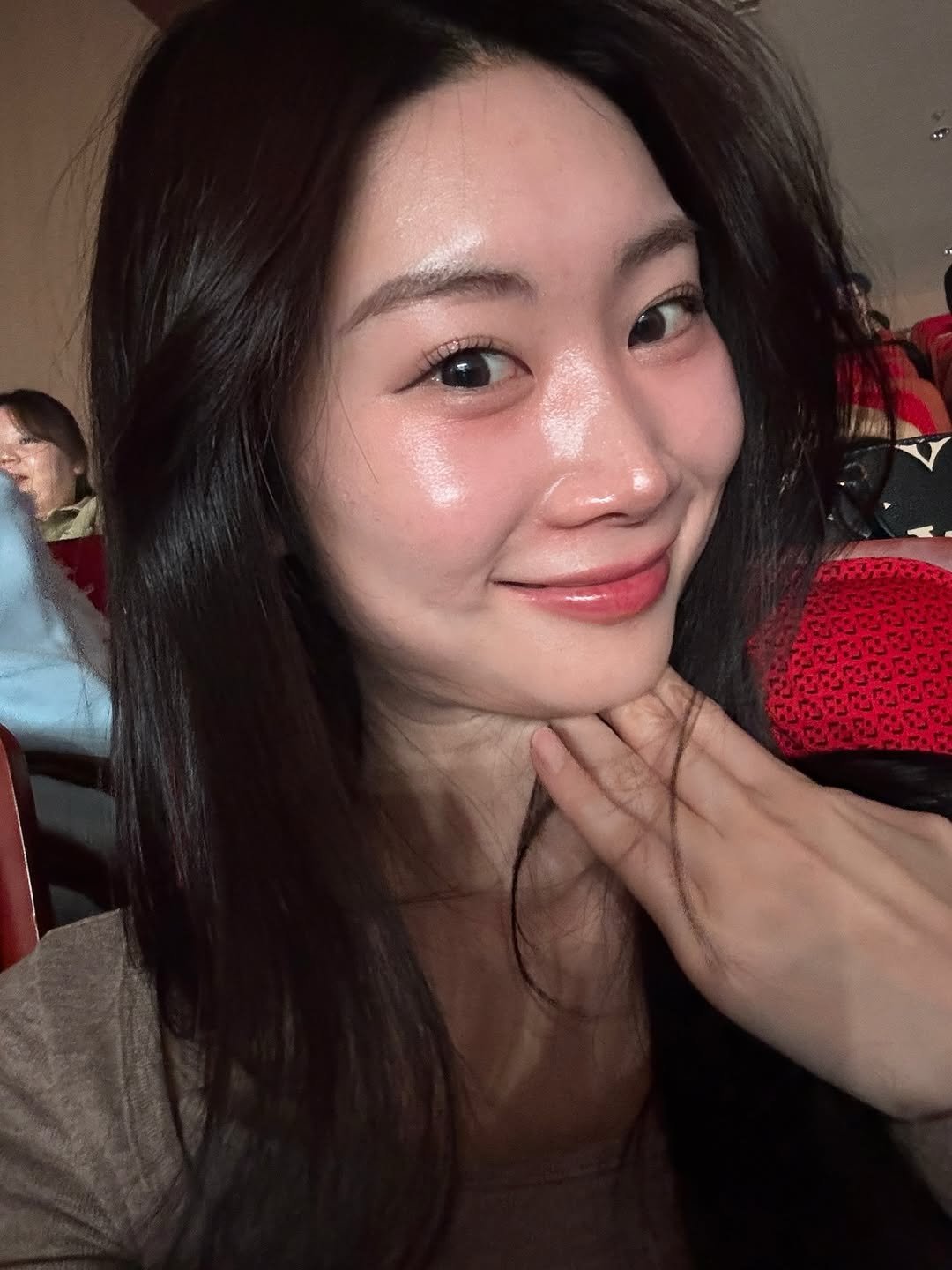 Photo by 예지 💖 | 퇴사 후 | N잡하는 일상 on December 28, 2025. May be a selfie of one or more people, lipstick, hair and text.