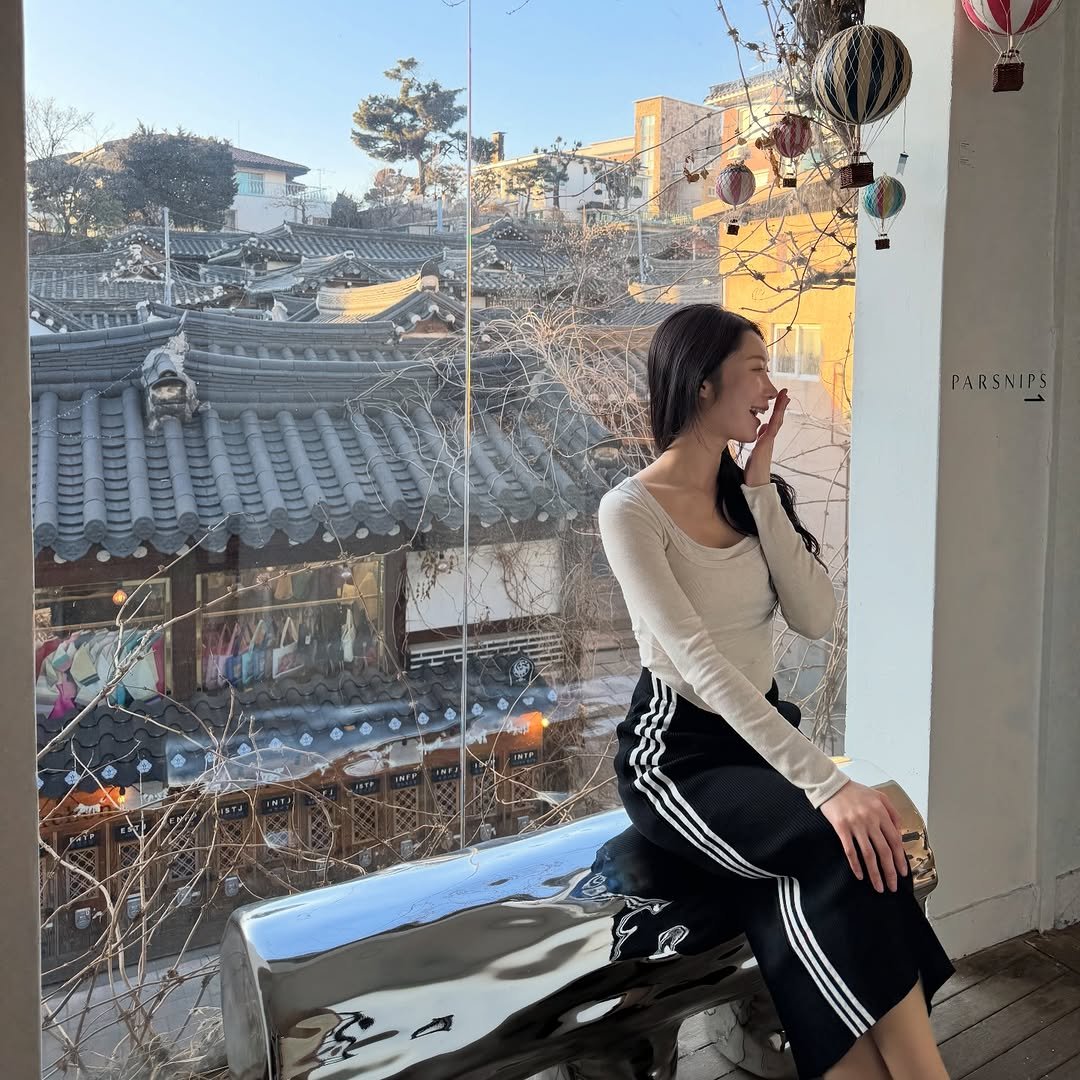 Photo by 예지 💖 | 퇴사 후 | N잡하는 일상 on February 18, 2026. May be an image of turtleneck, Gyeongbokgung Palace and text.