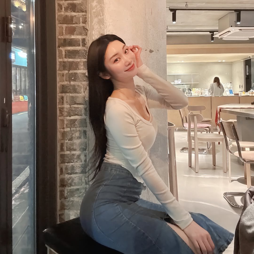 Photo by 예지 💖 | 퇴사 후 | N잡하는 일상 on December 26, 2025. May be an image of one or more people, hair, top and text.