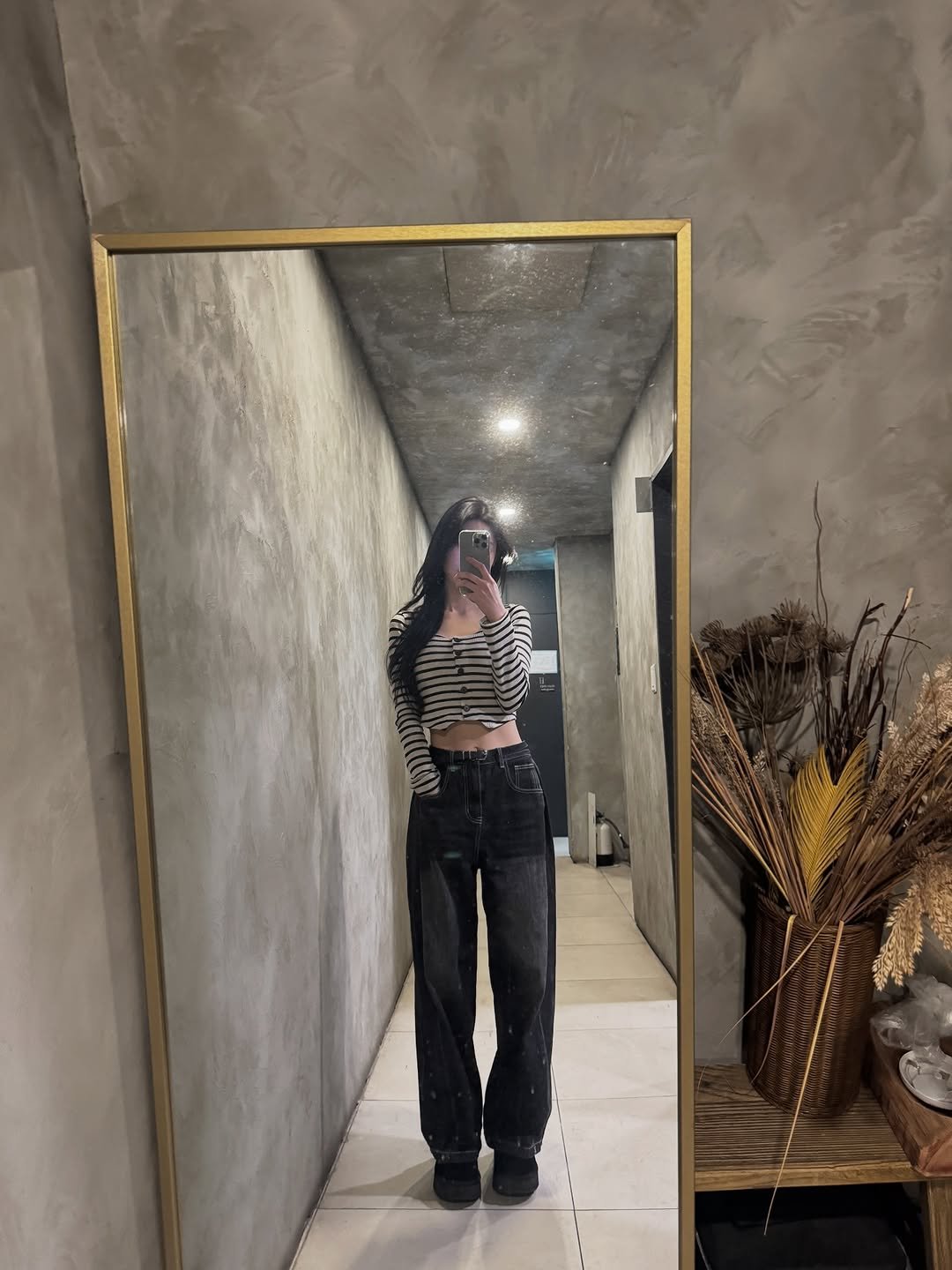 Photo shared by 예지 💖 | 퇴사 후 | N잡하는 일상 on January 31, 2026 tagging @aol_meat. May be an image of mirror, sweatpants, indoors and text.