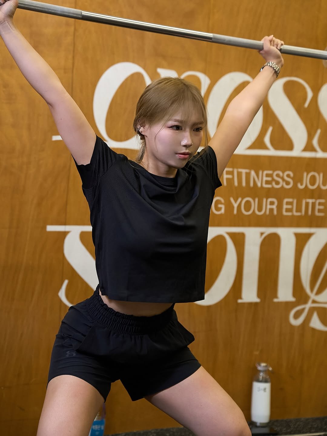Photo shared by 희수 on September 28, 2025 tagging @musinsa.official, @underarmourkr, and @musinsa_player. May be an image of 1 person, biceps, activewear, barbell and text that says 'cars S NoớI FITNESS JOU G YOUR ELITE गाর J'.
