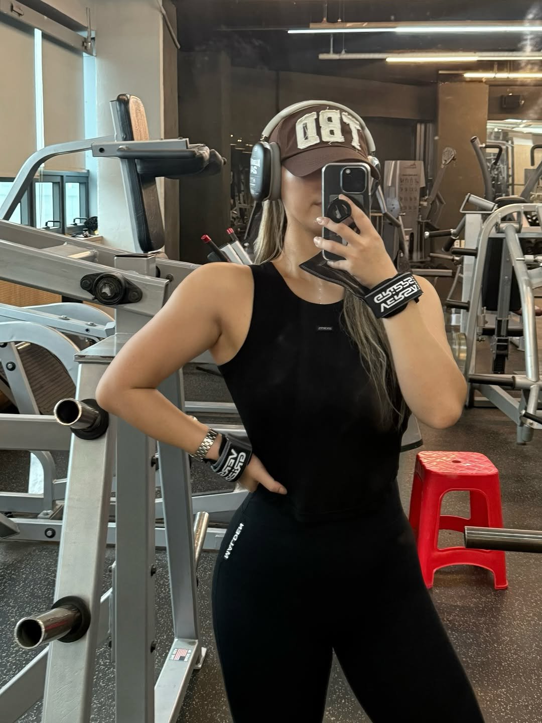 Photo shared by 희수 on September 24, 2025 tagging @secrets__fit, and @hivecrew.official. May be a selfie of 1 person, biceps, body building, activewear, sportswear and text.