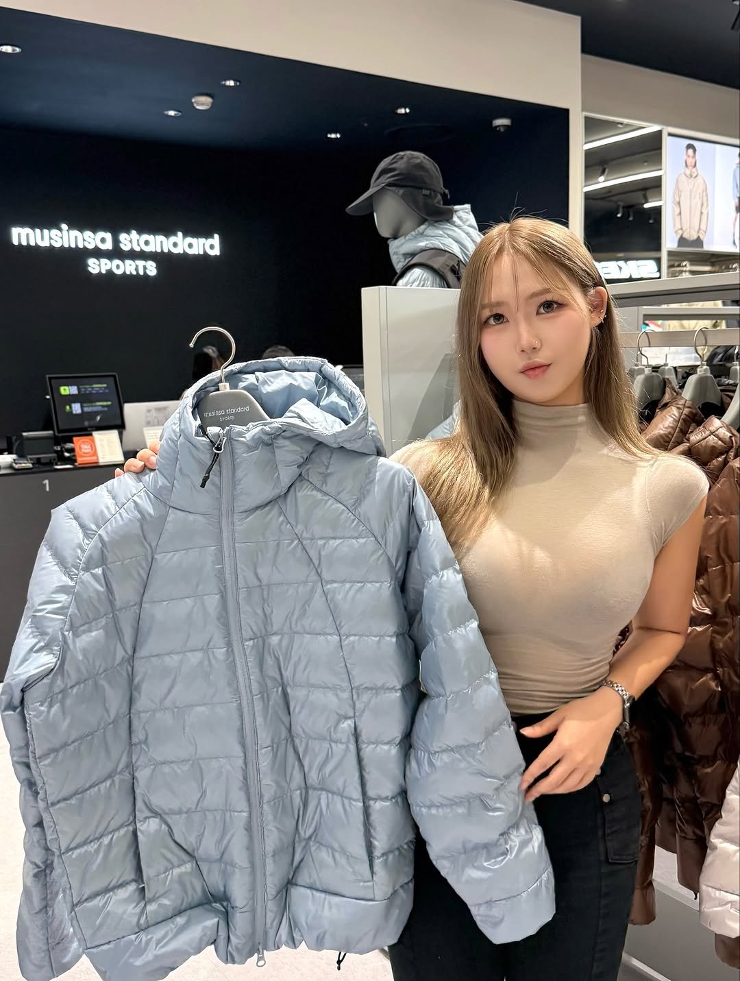 Photo shared by 희수 on September 21, 2025 tagging @musinsa_player, and @musinsa_standard_sports. May be an image of 3 people, duffle coat, goosedown coat, flight jacket, turtleneck, parka, mannequin and text.