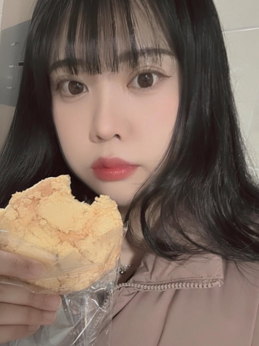 Photo by 웡두 on February 25, 2026. May be an image of pie, bread and text.
