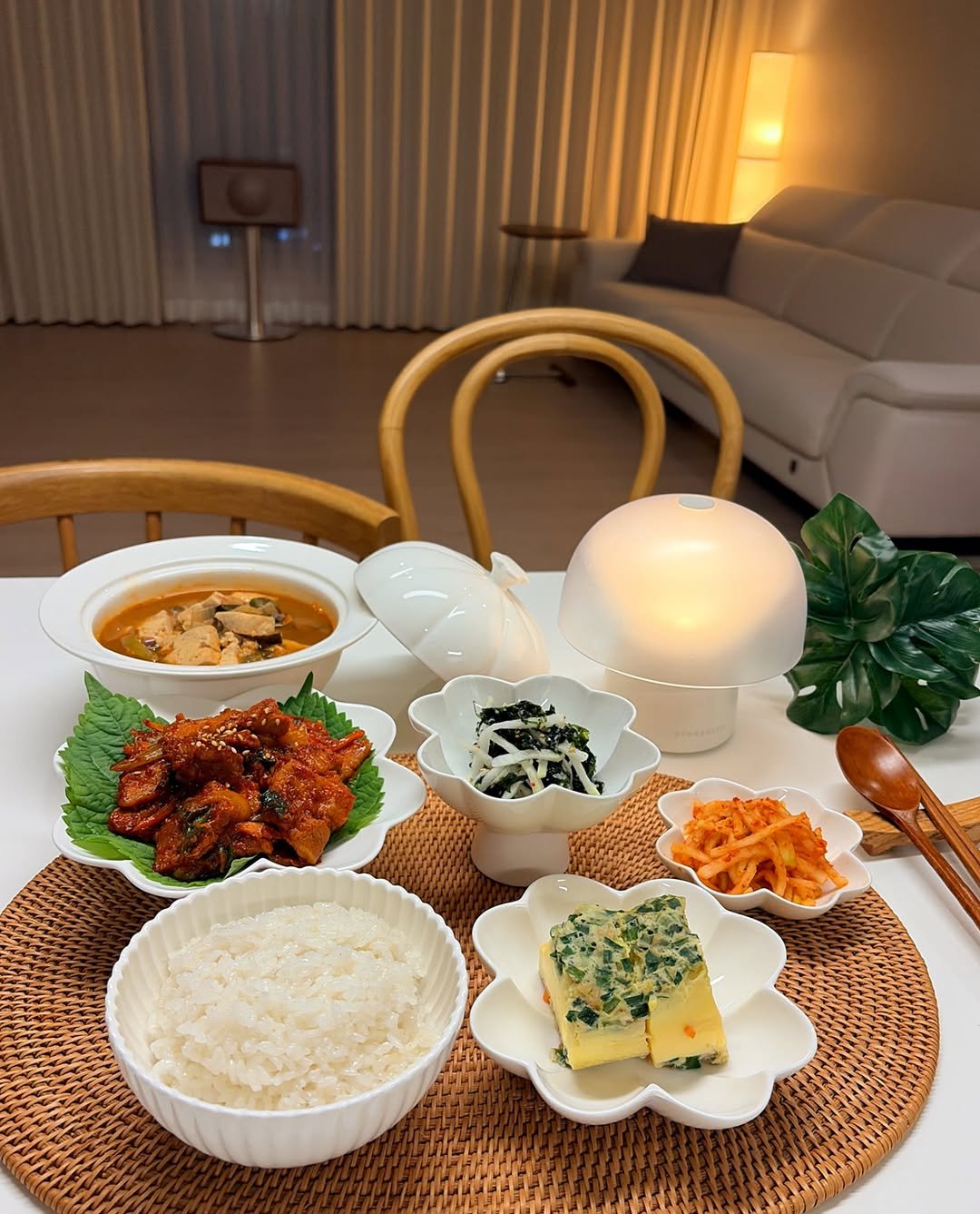 Photo by 최지원ㅣ야미홈 초간단 5분 레시피👩🏻‍🍳 on March 13, 2026. May be an image of tofu, noodles, chopsticks and text.