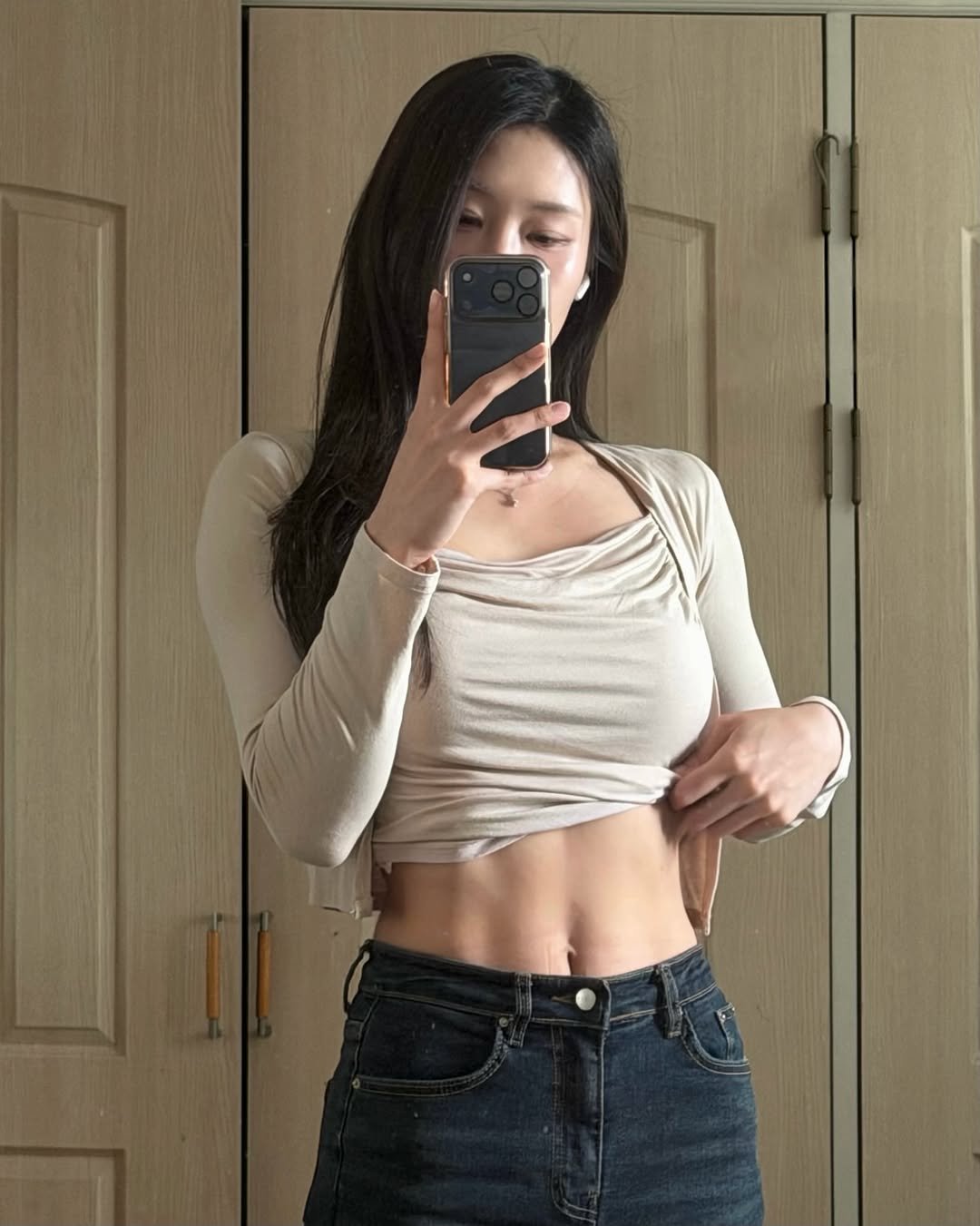 _13.8o_ 게시물 이미지: 자연광 있고 없고으ㅏ 차이가 무서움 누가 복근 줬다 뺏어간 느낌
복근운동과 유산소를...