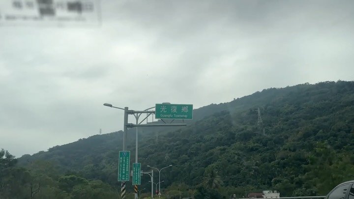 _19981005_ 게시물 이미지: 謝謝你們，讓我明白原來愛是如此無私、如此寬廣。
它能超越血緣，不必見過面，只要彼此理解。

這...