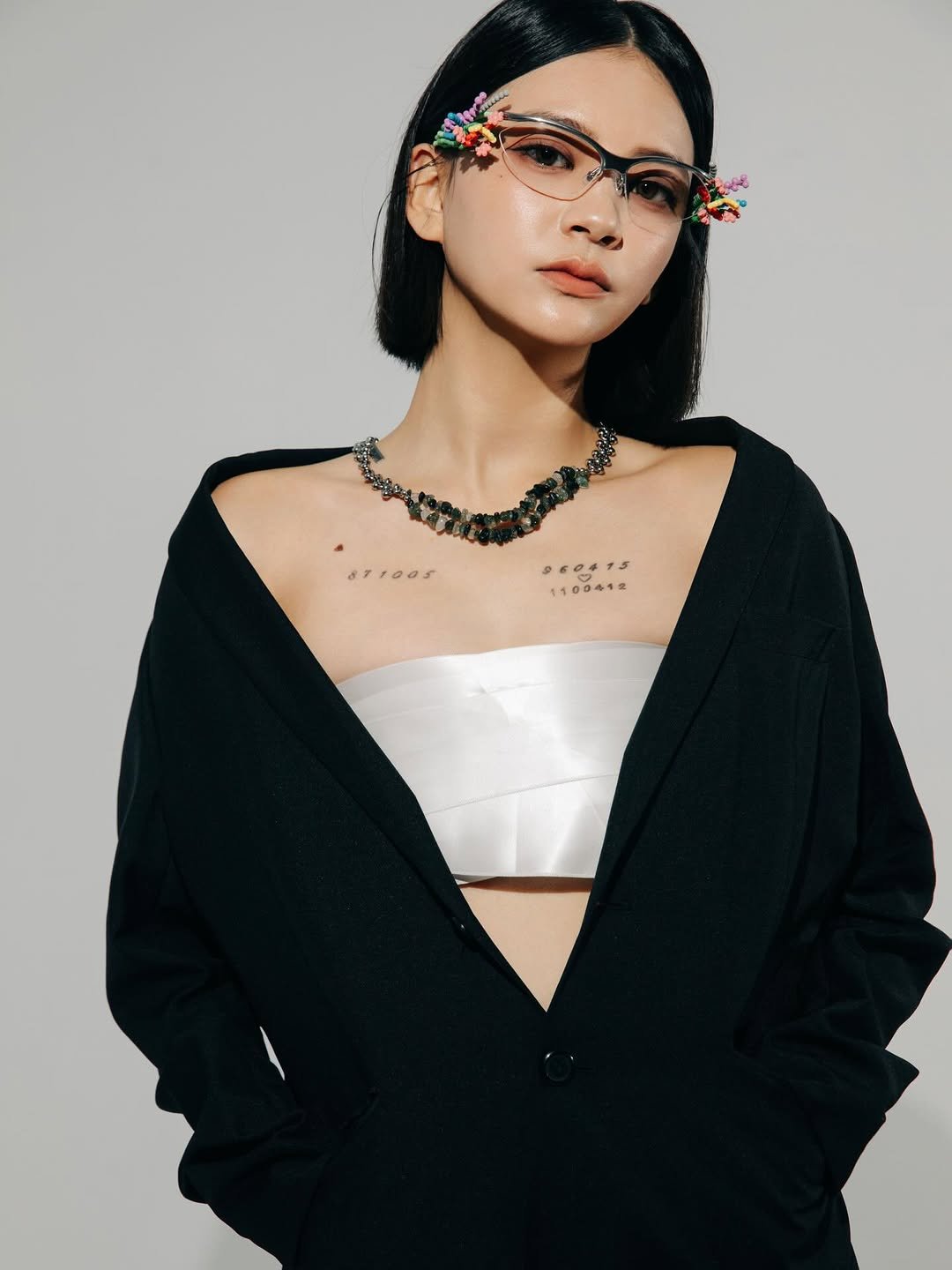 Photo by 曾珮晨 on January 25, 2026. May be an image of one or more people, hair, makeup, eyeglasses, necklace, bolo tie and text.