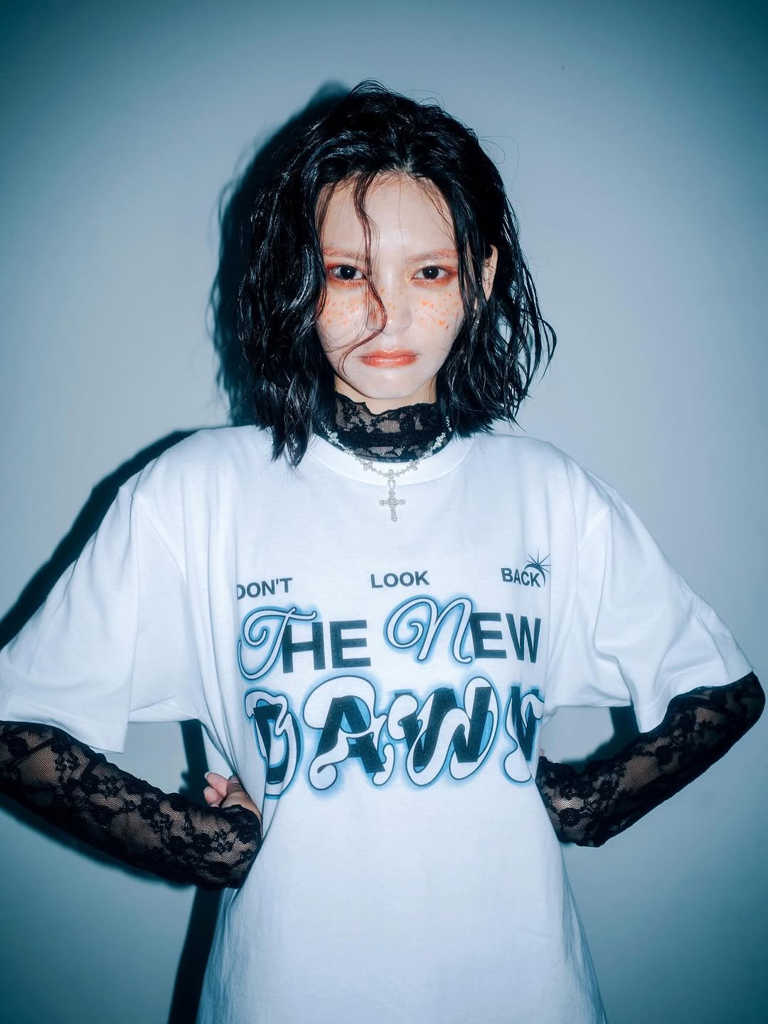 Photo shared by 曾珮晨 on August 15, 2025 tagging @thenewdawn.official. May be an image of 1 person, makeup, hair, fishnet stockings and text that says 'အကု DON'T LOOK BACK TÃE NEW BASNS'.