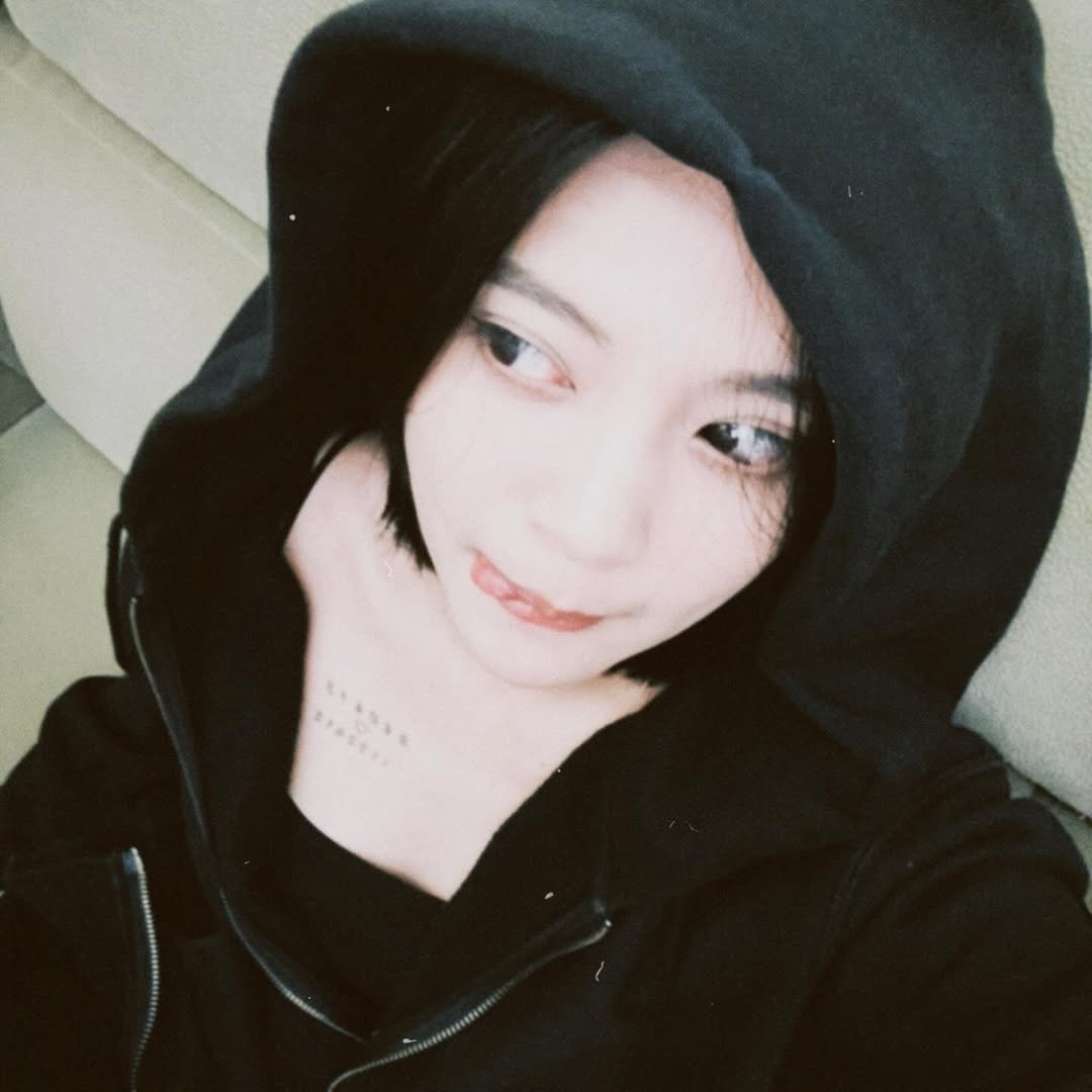 Photo by 曾珮晨 on March 31, 2026. May be an image of one or more people, hair, parka, top and text.