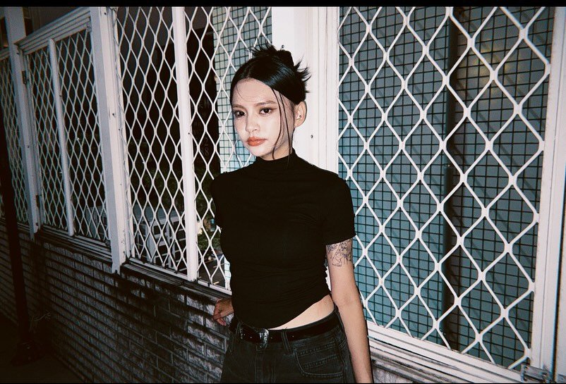 Photo by 曾珮晨 on August 11, 2025. May be an image of 1 person, makeup, fishnet stockings, headscarf, turtleneck and text.