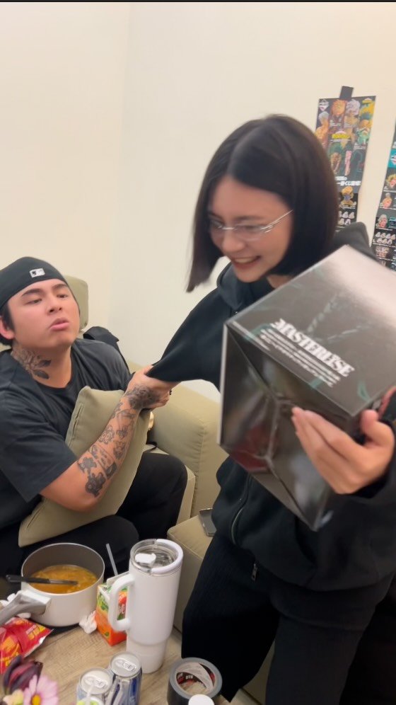 _19981005_ 게시물 이미지: 絕對不要帶我哥去抽一番賞。
✨他還沒事後支付