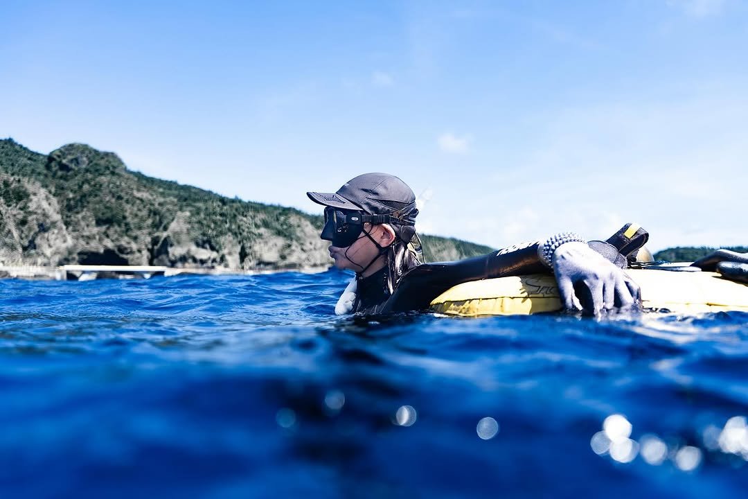 Photo by 曾珮晨 on October 14, 2025. May be an image of swimming, wetsuit, snorkel, the Blue Grotto, water, outdoors and text.