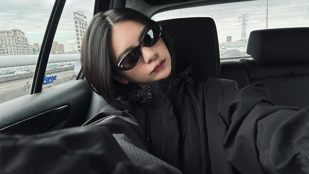 Photo by 曾珮晨 on February 04, 2026. May be a selfie of car, sunglasses, parka, seatbelt and text.