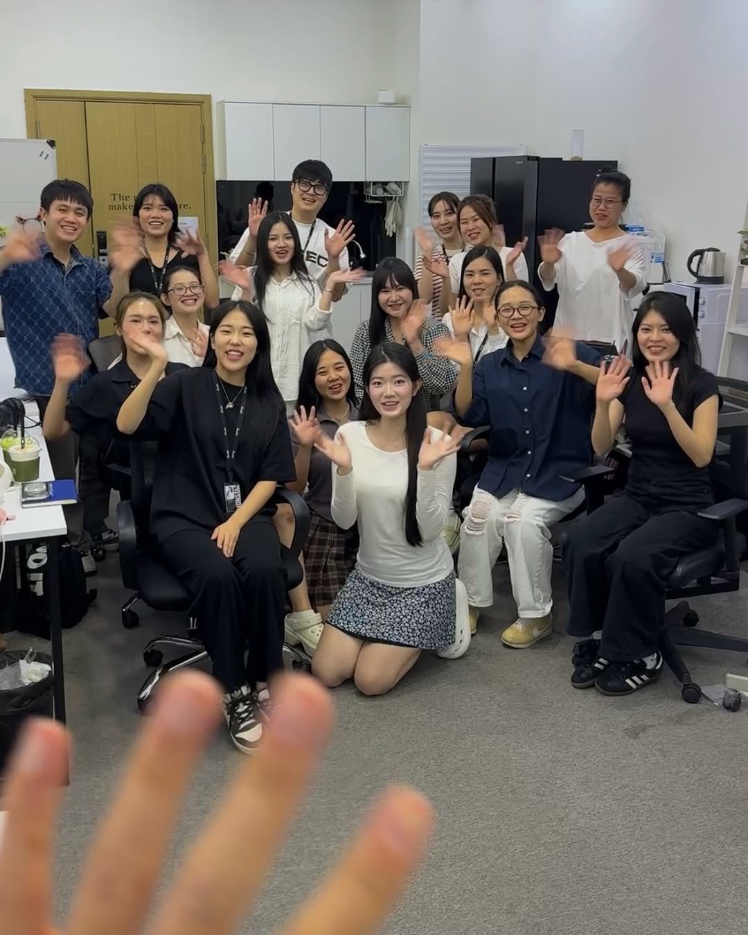 Photo shared by 감성 크리에이터 | 23iii on May 17, 2025 tagging @koitvvvv. May be an image of 10 people, office and text.