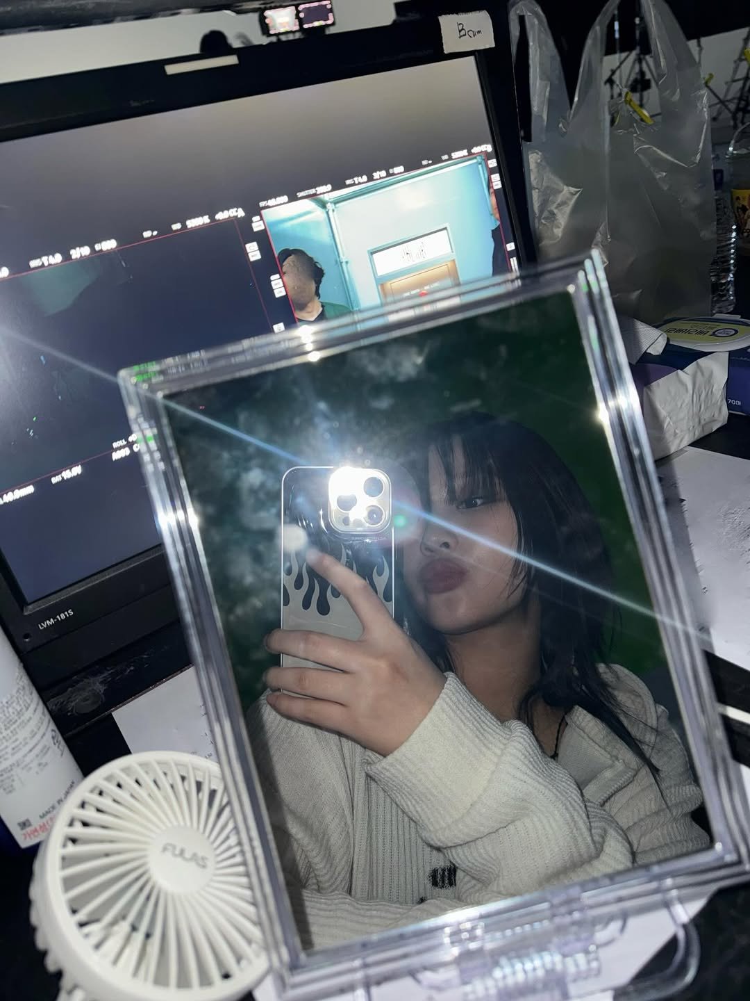 Photo by 이시연 leesiyeon on March 15, 2026. May be a selfie of one or more people, makeup, phone, mirror and text.