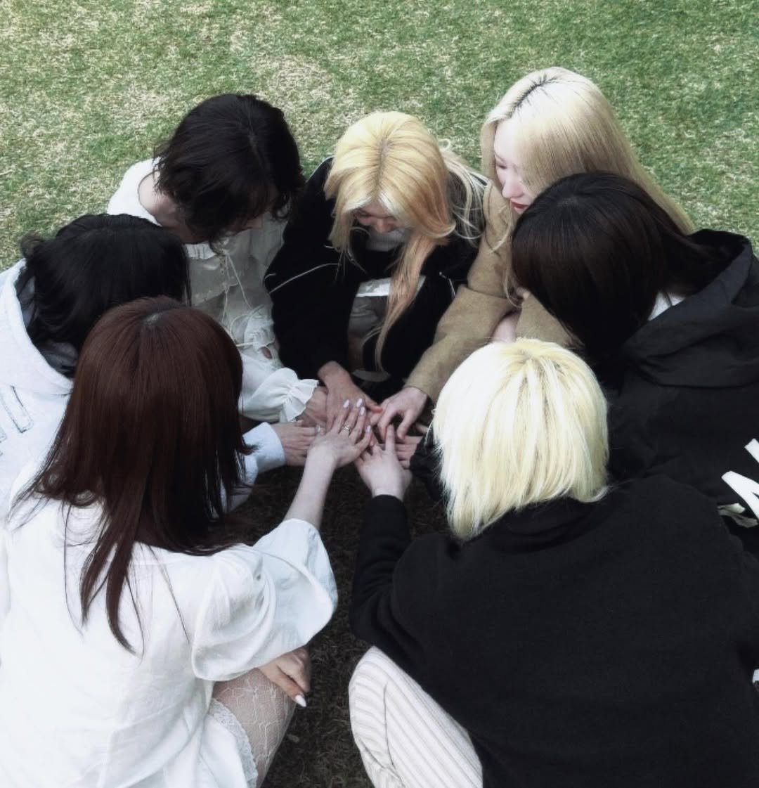 Photo by 이시연 leesiyeon on March 13, 2026. May be an image of one or more people, blonde hair, cloak and text.