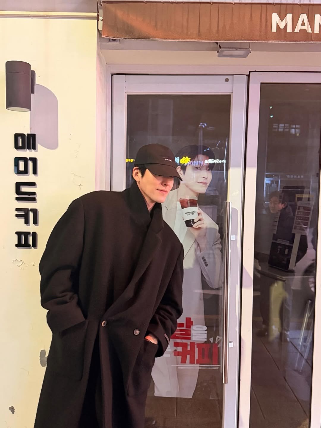 Photo shared by 김우빈 on February 06, 2026 tagging @mmthcoffee, and @with.kyujang. May be an image of duffle coat, overcoat, turtleneck, parka, beret, cornflower and text.