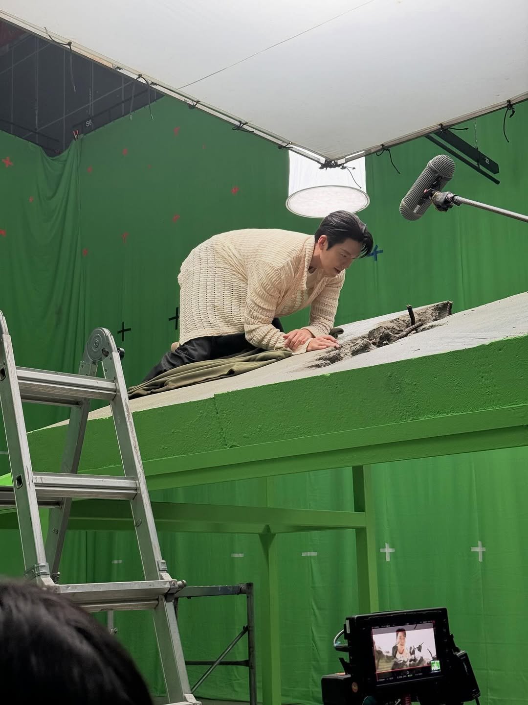 Photo by 김우빈 on October 14, 2025. May be an image of camera, ladder and text.